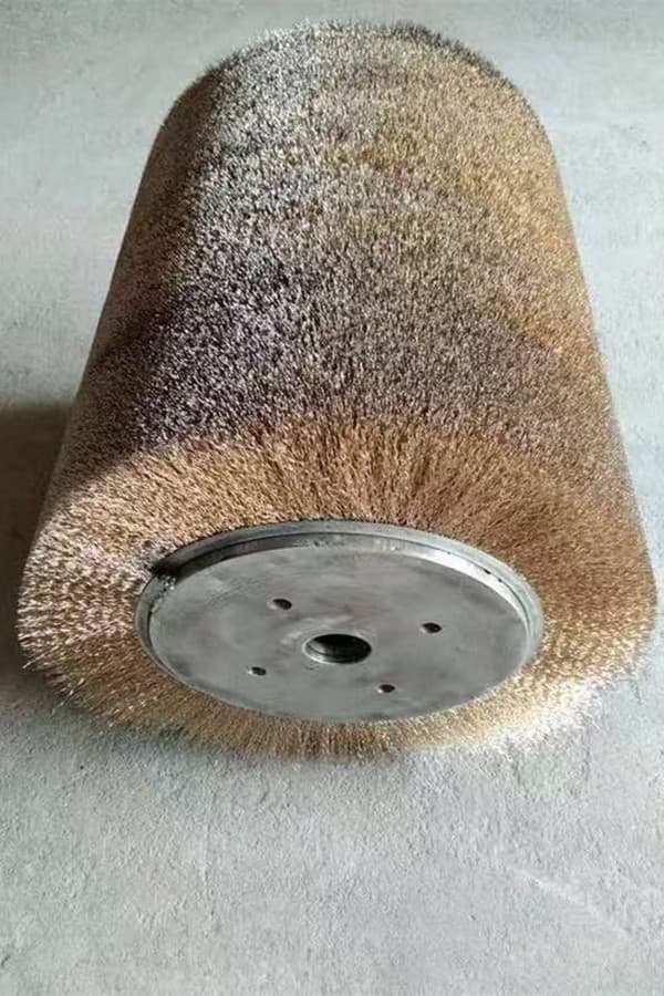 Heavy-duty wire brush roller for deburring